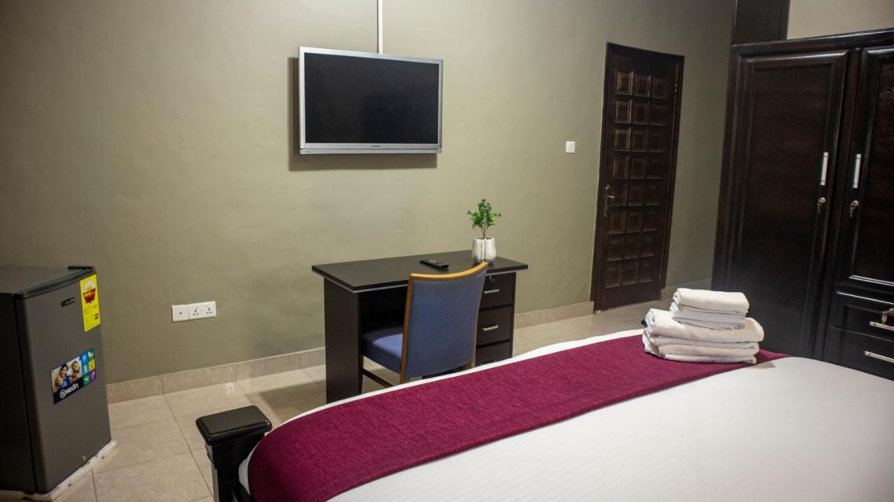 Kislas Luxury Hotel Adenta Exterior photo